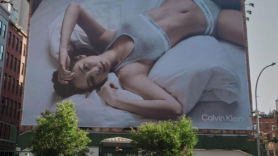 휴스턴 등장한 초대형 제니…亞 첫 글로벌 속옷 캠페인 참가[영상]