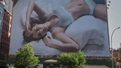 휴스턴 등장한 초대형 제니…亞 첫 글로벌 속옷 캠페인 참가[영상]