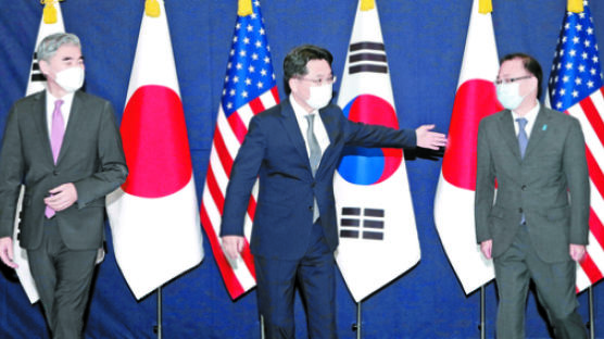 한·미·일 '북핵 협의' 직후 中왕이 방한…커지는 한국 딜레마