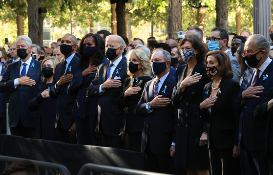 9·11 20주년 추모식 참석한 바이든…뉴욕 비극 현장서 묵념