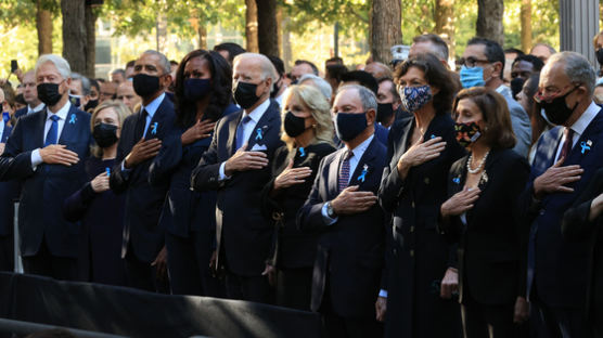 9·11 20주년 추모식 참석한 바이든…뉴욕 비극 현장서 묵념