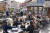 덴마크 당국이 단계적인 방역 완화 조치를 시작한 첫날인 지난 4월 21일 야외 테라스에 사람들이 모여 앉아서 식사하고 있다. [AP=연합뉴스]