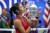 12일 US오픈 우승트로피에 입맞추고 있는 에마 라두카누. [AP=연합뉴스]