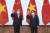팜 민 친 베트남 총리(오른쪽)가 11일 하노이를 방문 중인 왕이 중국 국무위원 겸 외교부장(왼쪽)을 만나 함께 손을 흔들며 포즈를 취하고 있다. [AP=연합뉴스]