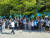 더불어민주당 대선 주자 이낙연 전 대표의 지지자들이 12일 강원 원주의 오크밸리 리조트 입구에서 응원전을 펼치고 있다. 송승환 기자
