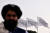 11일(현지시간) 아프간 탈출 행렬로 혼잡했던 카불 하미드 카르자이 국제공항에 탈레반기가 걸려있다. [AFP=연합뉴스]
