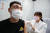 7일 오후 서울 마포구민체육센터에 마련된 코로나19 예방접종센터를 찾은 시민이 화이자 백신을 접종받고 있다. 연합뉴스