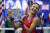 10대 돌풍의 주역인 라두카누가 US 오픈 우승 트로피를 들어올렸다. [AP=연합뉴스]