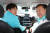 지난 2019년 당시 이준석 바른미래당 최고위원(왼쪽)이 운전하는 택시로 손학규 바른미래당 대표를 태우고 인천공항으로 출발하고 있다. 뉴스1