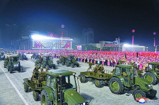 북한이 정권수립 기념일 73주년을 맞아 지난 9일 열린 열병식에서는 농기계인 트랙터도 122㎜ 방사포와 불새 대전차미사일 등을 싣고 행진했다. 연합뉴스