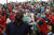 지난 2월 베네수엘라 카라카스의 미라플로레스 대통령궁 앞에서 열린 청년절 행사에 참석한 마두로 대통령 지지자들. [AP=연합뉴스]