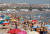 스페인을 덮친 폭염을 피해 해변가로 몰린 시민들의 모습. 지난 7월 12일 스페인의 최고 온도는 섭씨 44도를 기록했다. [AFP=연합뉴스]