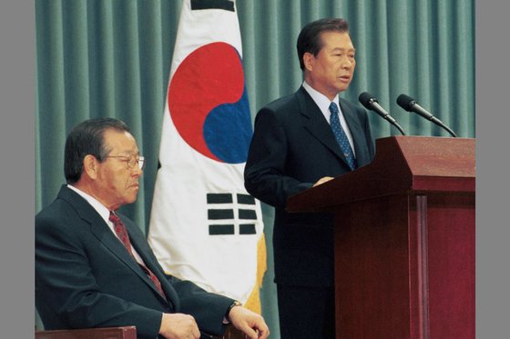 지난 1999년 2월 24일 김대중 전 대통령이 청와대에서 김종필 국무총리가 배석한 가운데 취임1주년 내외신 기자회견을 갖고 있다.