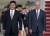 지난 2015년 9월 24일 미국 워싱턴 앤드루 공군기지에 도착한 시진핑(왼쪽) 중국 국가주석이 조 바이든 미국 당시 부통령과 나란히 걷고 있다. [중앙포토]