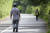 무더위가 계속된 7월 23일 울산 울주군의 산책로에서 한 시민 상의가 땀에 흠뻑 젖어 있다. 뉴스1
