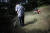 12일 서울 중랑구 망우리공동묘지를 찾은 시민들이 추석을 앞두고 벌초 작업을 하고 있다. 연합뉴스