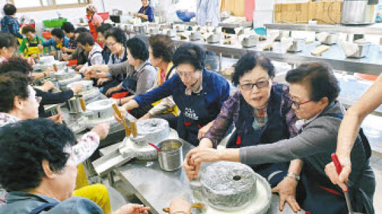 [안전한 대한민국 농식품] 5개 분야에 1994개 마을 참여해 각축 정읍시 정문 두승산콩마을 대통령상 