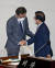 더불어민주당 이낙연 의원이 15일 오후 서울 여의도 국회에서 열린 제 6차 본회의에 상정된 사직안이 가결된 후 박병석 국회의장과 인사를 나누고 있다. 임현동 기자