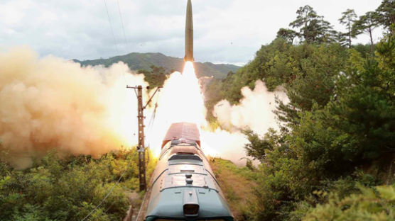 북 '예측 불가' 열차서 미사일 쐈다…"사실상 중거리 미사일" 