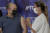 이스라엘의 나프탈리 베네트 총리(왼쪽)가 지난 8월 20일 3차 접종인 부스터 샷을 맞고 있다. 베네트 총리는 올해 49세다. AP=연합뉴스 