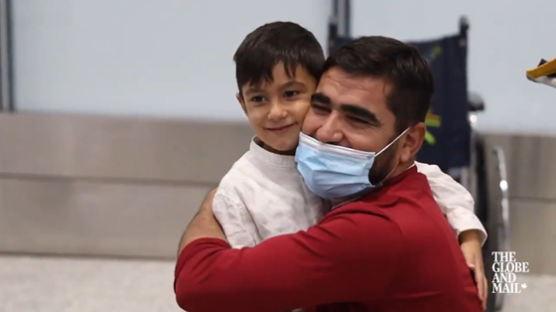 홀로 카불 탈출한 3세 아이 기적…캐나다서 아빠 만났다