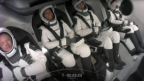 스페이스X 우주 여행에 동참한 4인의 민간인들이 탑승을 기다리고 있다. [사진 유튜브 캡처