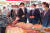 송영길 더물어민주당 대표가 추석을 앞둔 16일 오전 서울 중구 남대문 시장을 방문해 만두가게에서 만두를 구입하고 있다. 국회사진기자단