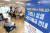 지난 13일 오전 서울 성동구 금호2-3가동 주민센터에서 직원들이 코로나 상생 국민지원금 접수를 받고 있다.뉴스1