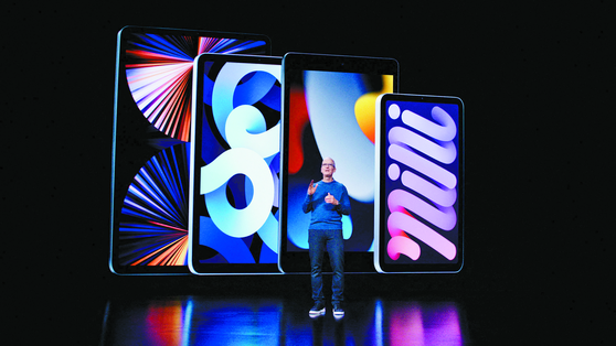 미국 애플의 최고경영자(CEO)인 팀 쿡이 14일(현지시간) 신형 아이폰13 시리즈를 소개하고 있다. [사진 애플]