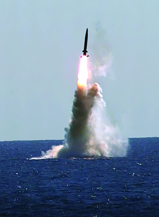 한국 첫 SLBM 쏜날, 북 탄도미사일 도발