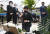 유승민 전 의원이 17일 서울 여의도 국회의사당역 앞에 마련된 자영업자 합동분향소를 찾아 분향하고 있다. 연합뉴스