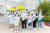  한국투자증권의 정일문 사장(가운데)과 참벗나눔 봉사단이 벽화 그리기 봉사활동을 한 후 기념 촬영을 하고 있다. [사진 한국투자증권]