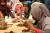 브루나이 국왕은 최대 명절 하리라야 기간에 왕궁을 개방해 국민에게 밥을 먹인다. 