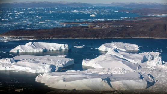 타이타닉도 침몰…인구5000명 그린란드 빙하 마을의 위기 [이 시각]