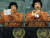 2009년 9월 무아마르 카다피가 유엔총회 기조연설하는 모습. 그는 메모해온 종이 뭉텅이를 들고 흔들거나 유엔 헌장 사본을 찢기도 했다. 제공 가디언, AFP, 게티.