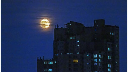 [조용철의 마음풍경] 아파트 빌딩 숲에 두둥실 뜬 보름달 