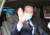 정세균 전 총리가 13일 오후 국회에서 더불어민주당 대선 경선 후보직 사퇴를 선언한 후 차량에 올라 손을 흔들고 있다. 임현동 기자