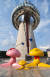 대전시 유성구 도룡동 한빛탑 앞에 꿈돌이(오른쪽)와 꿈순이가 서 있다. 꿈순이는 머리에 리본을 달고 있다. 프리랜서 김성태