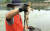 지난달 충남 서산시 온석저수지에서 서산수렵인연합회 회원이 통발로 잡은 황소개구리를 들어 보이는 모습. 연합뉴스
