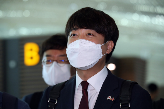 국민의힘 이준석 대표가 22일 오전 인천국제공항에서 미국으로 출국하기에 앞서 인터뷰하고 있다. 연합뉴스