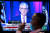 22일(현지시간) 미국 뉴욕증권거래소(NYSE) 내 TV 화면에 제롬 파월 연방준비제도(Fed) 의장의 기자회견 영상이 방영되고 있다. 로이터=연합뉴스