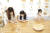 유지민(중앙) 학생기자와 이수정 학생모델이 서울시 노원구에 있는 라탄 공예 전문 공방 가람 작업실을 찾아 라탄 환심을 활용해 다양한 생활 소품을 만들어봤다.