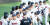 22일 서울 잠실야구장에서 열린 두산 베어스와 NC 다이노스의 경기에서 승리한 두산 선수들이 하이파이브를 하고 있다. 이날 경기는 두산이 8대0으로 승리했다. [뉴스1]