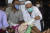 지난 2018년 인도 케랄라주 코지코데에서 의료진이 마스크를 쓴 채 니파 바이러스 환자를 돌보고 있다. AP=연합뉴스