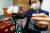 지난해 10월 서울 강남구 서울본부세관에서 직원이 특S급 위조 명품 제작 과정을 시연하고 있다. 뉴스1
