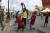 아이티 난민들이 22일 멕시코 몬테레이의 난민촌에서 공놀이를 하고 있다. AP=연합뉴스