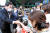 이낙연 전 민주당 대표가 22일 전북 전주시 전주한옥마을 경기전 앞에서 시민들과 인사를 나누며 지지를 호소하고 있다. 뉴시스