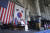 문재인 대통령이 22일(현지시각) 미국 히캄 공군기지 19번 격납고에서 열린 한미 유해 상호 인수식에서 추모사를 하고 있다. 연합뉴스