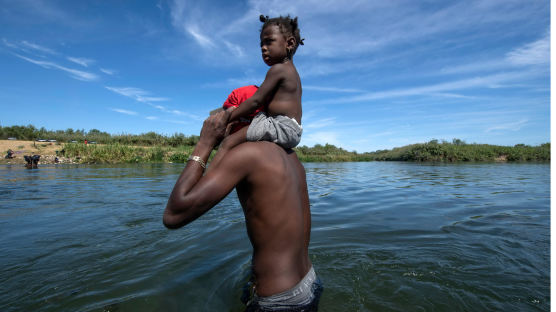 [이 시각] 美 멕시코 국경 아이티 난민 본국 송환작업 착수