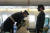 고 김석주 일병의 외증손녀 김혜수 소위(오른쪽)이 의장병이 증조할아버지의 유해를 공군1호기 좌석에 안치하하는 모습을 지켜복 있다. 사진 뉴시스